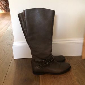 Women’s zip up boot